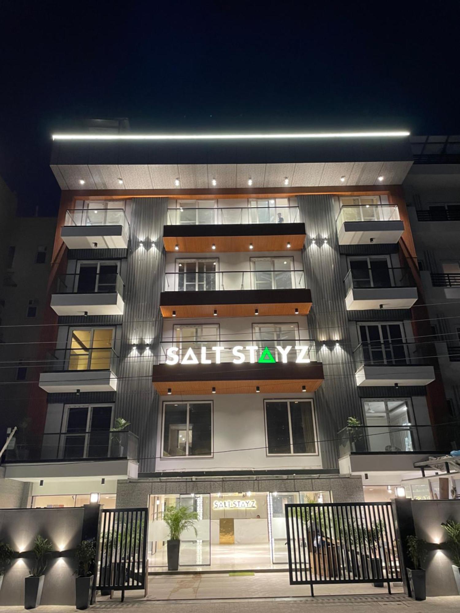 Saltstayz Premier - Near Golf Course Road & Sector 57 Гургаон Екстериор снимка