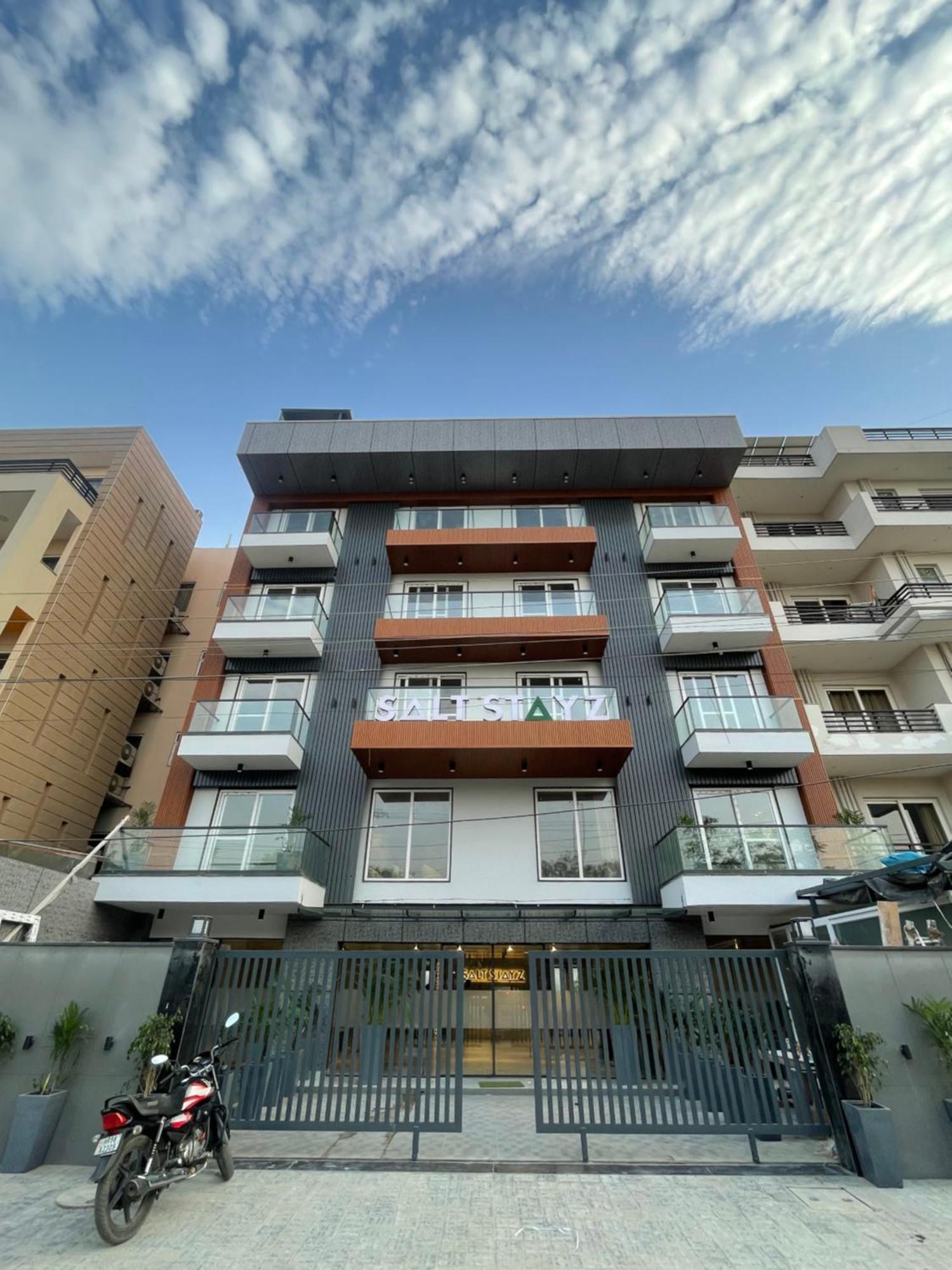 Saltstayz Premier - Near Golf Course Road & Sector 57 Гургаон Екстериор снимка