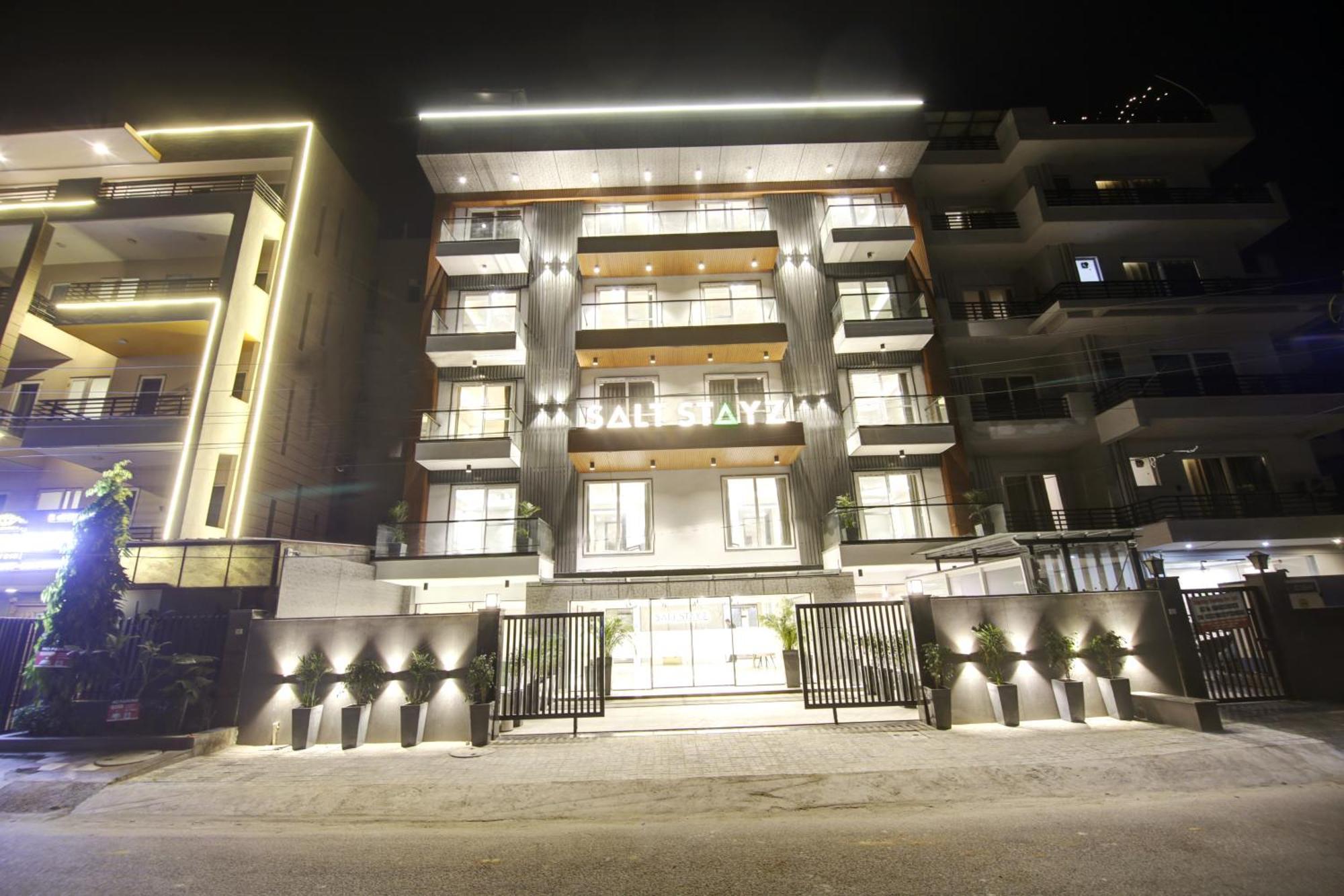 Saltstayz Premier - Near Golf Course Road & Sector 57 Гургаон Екстериор снимка
