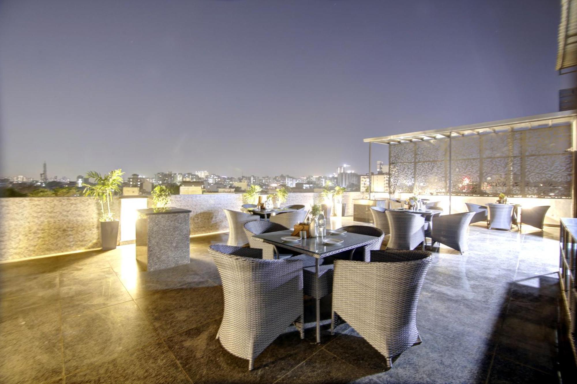 Saltstayz Premier - Near Golf Course Road & Sector 57 Гургаон Екстериор снимка