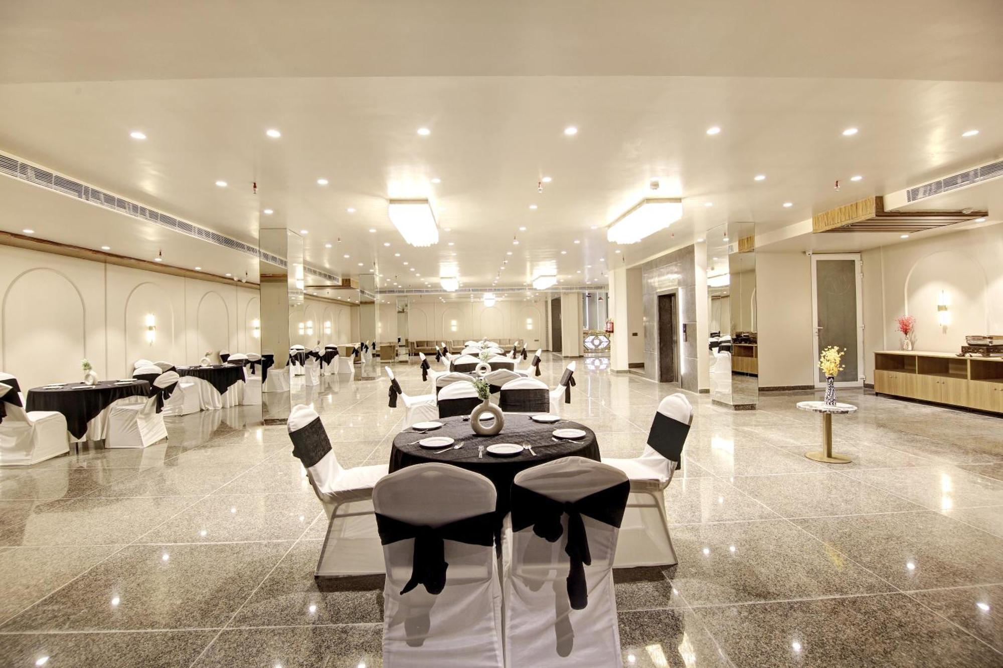 Saltstayz Premier - Near Golf Course Road & Sector 57 Гургаон Екстериор снимка