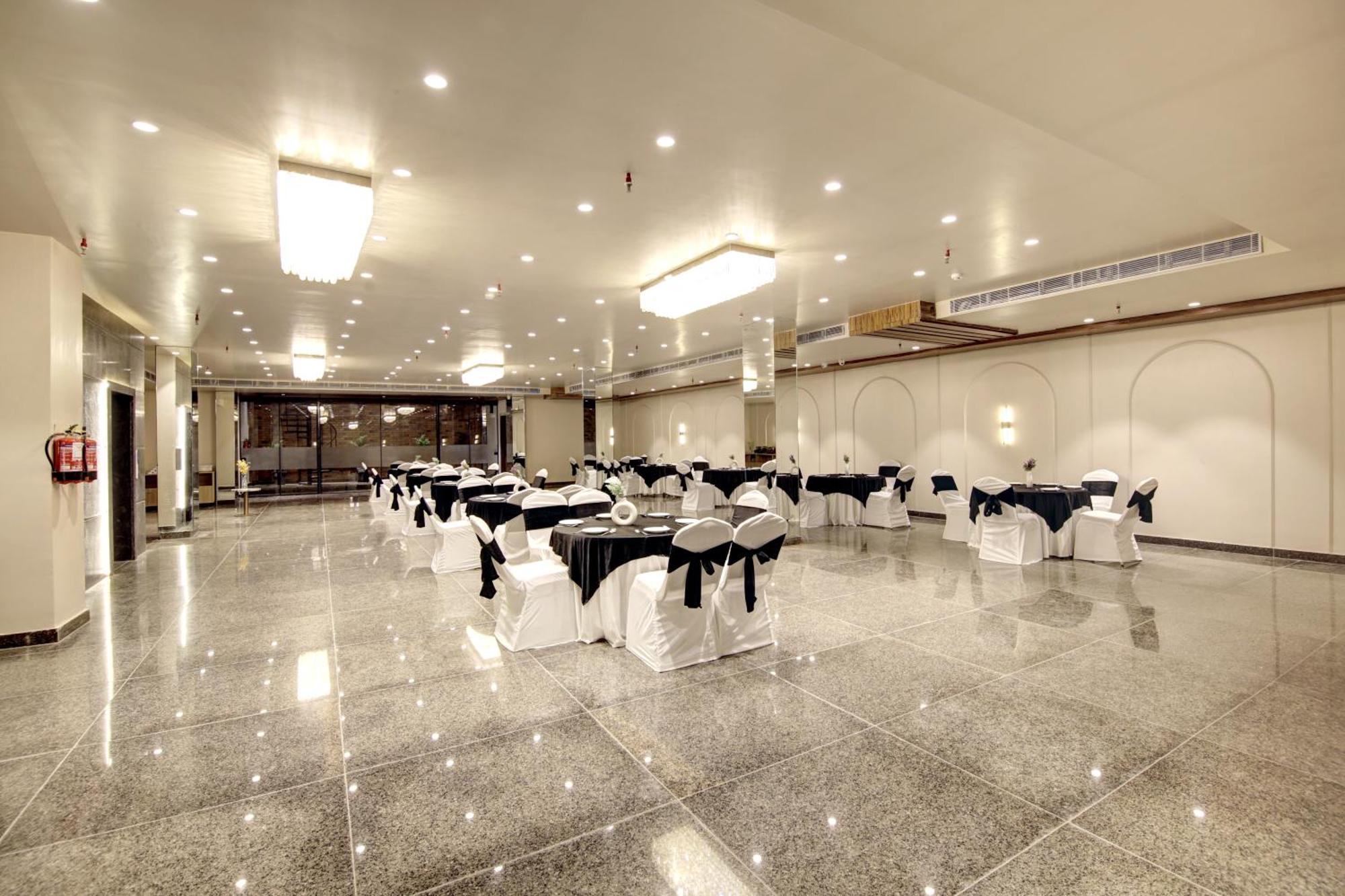 Saltstayz Premier - Near Golf Course Road & Sector 57 Гургаон Екстериор снимка